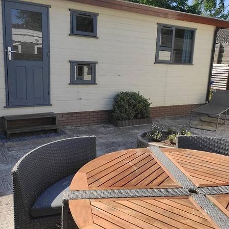 Een Gezellige Chalet Met Zonnige Buitenruimte Op De Veluwe! Putten Exterior foto