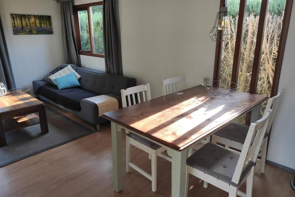Een Gezellige Chalet Met Zonnige Buitenruimte Op De Veluwe! Putten Exterior foto