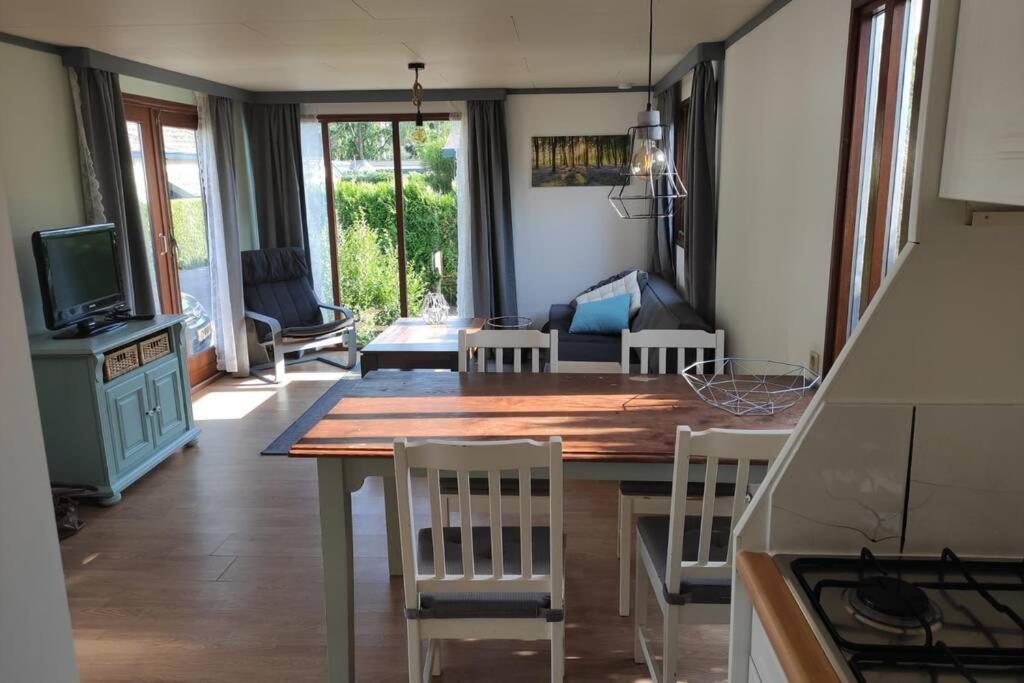 Een Gezellige Chalet Met Zonnige Buitenruimte Op De Veluwe! Putten Exterior foto