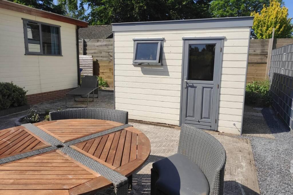 Een Gezellige Chalet Met Zonnige Buitenruimte Op De Veluwe! Putten Exterior foto