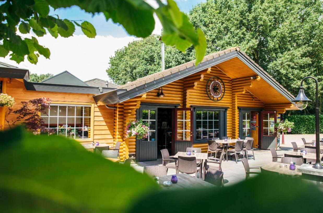 Een Gezellige Chalet Met Zonnige Buitenruimte Op De Veluwe! Putten Exterior foto